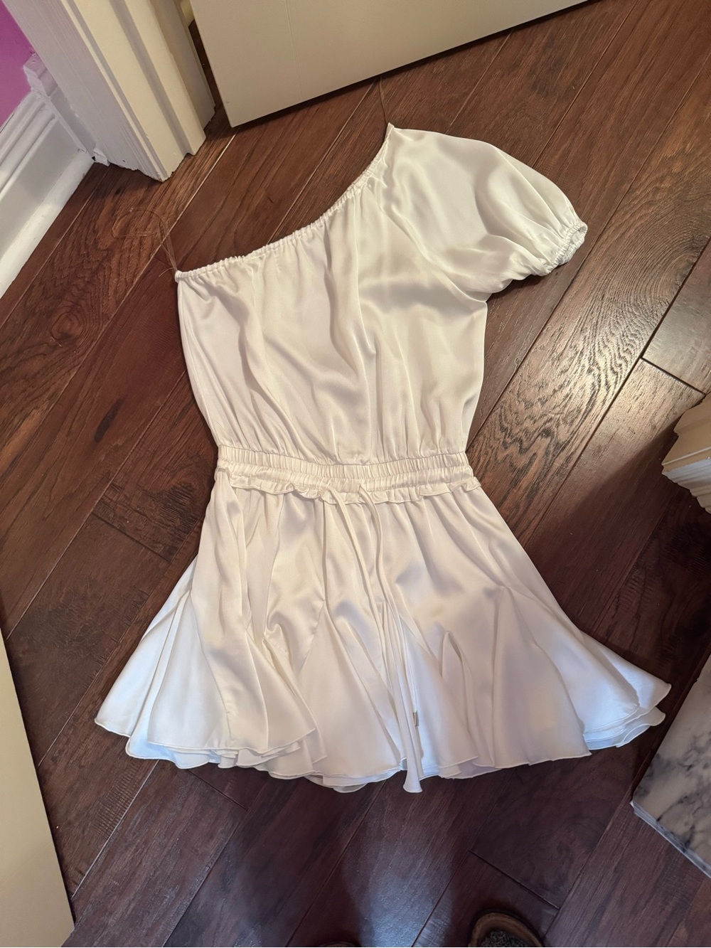 entro White One-Shoulder Short Dress